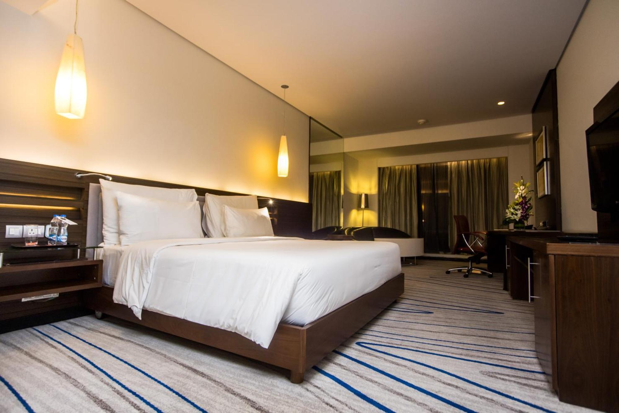 Guest room, 1 King, City view, Atrium Building, Pool access